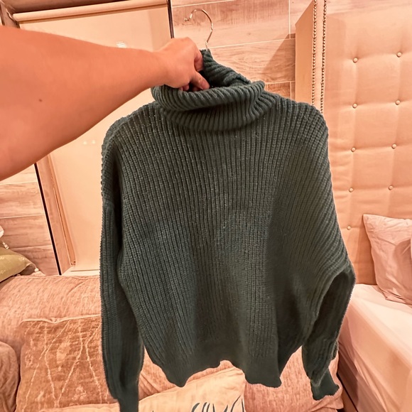 Green Turtlesnexk drop shoulder sweater - Picture 4 of 5